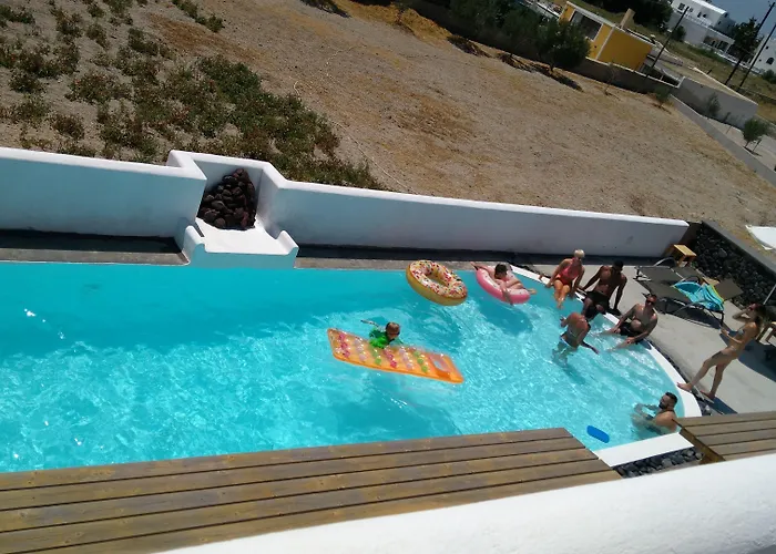 Daylight Perissa (Santorini)