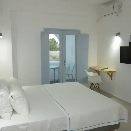 Daylight Perissa (Santorini)