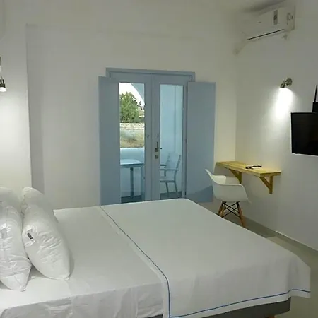Daylight Perissa (Santorini)