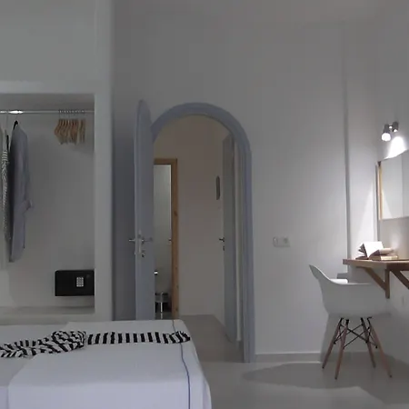 Daylight Hotel Perissa (Santorini)