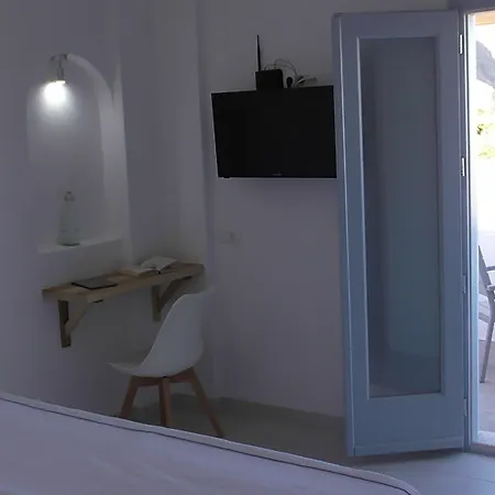 Daylight Perissa (Santorini)