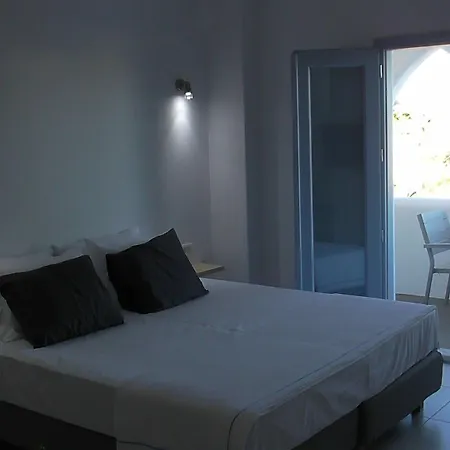 Daylight Perissa (Santorini)