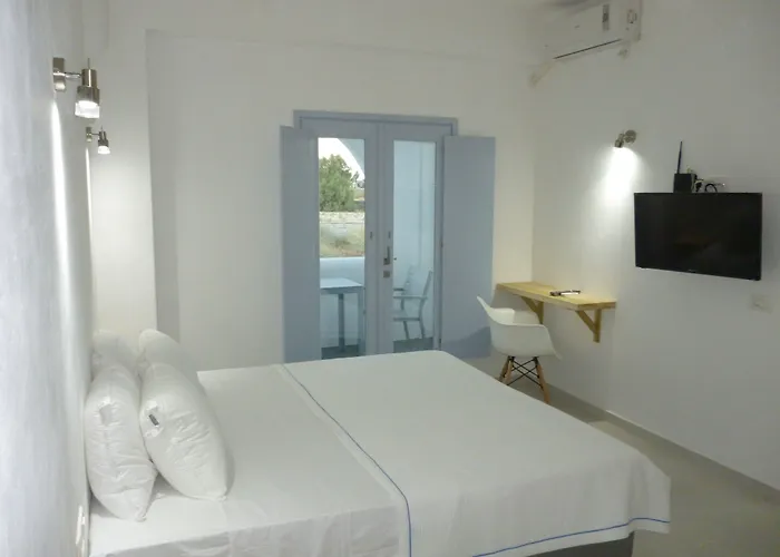 Daylight Perissa (Santorini)