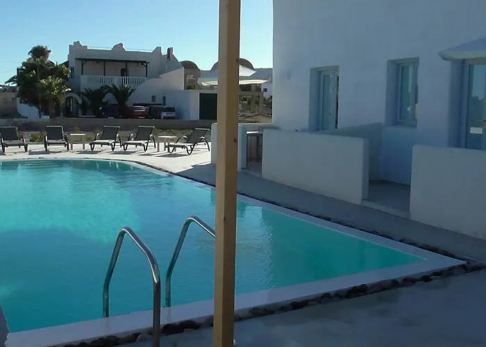 Daylight Perissa (Santorini)