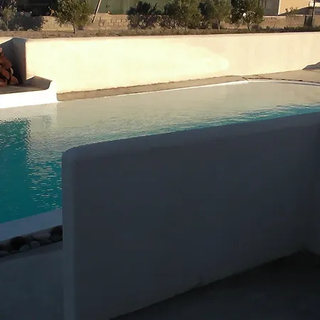 Daylight Perissa (Santorini)